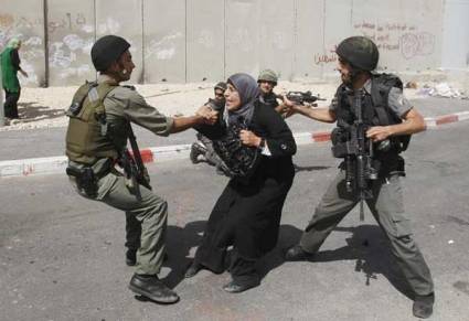 Militares de Israel maltratan a una palestina 