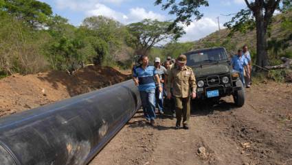 Ramiro recorre las obras de acueducto