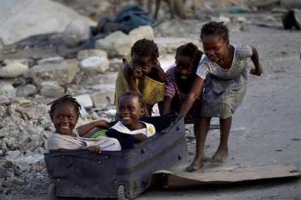 Niños haitianos juegan en las calles