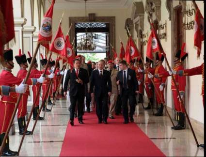 Chávez recibe a Putin en Caracas