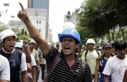 Continúan protestas de mineros en Perú