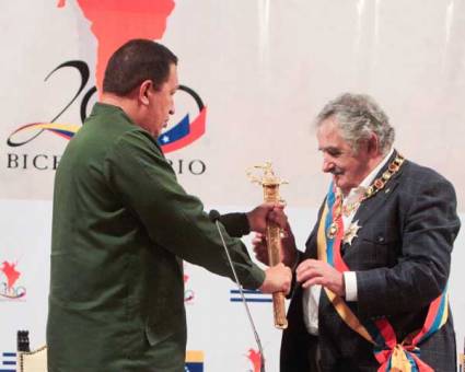 Chávez entrega a Mujica la Orden de la Espada del Libertador