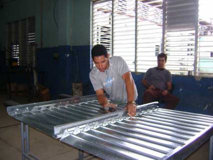 Jóvenes a los talleres de ensamblado con aluminio