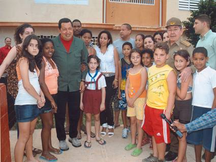 Chávez visita comunidad cubana
