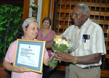 Salvador Valdés Mesa entrega el premio al semanario Trabajadores 