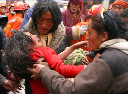 Reportan 1 944 muertos por terremoto en China