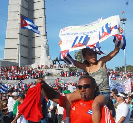 Pioneros y trabajadores desfilarán juntos este Primero de Mayo