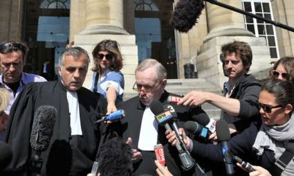 Abogados de Noriega a la salida del palacio de justicia de París