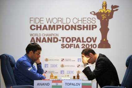 Gran Maestro indio Vishwanathan Anand en partida con Veselin Topalov