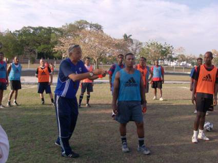 Entrenan árbitros del Campeonato Nacional del fútbol cubano