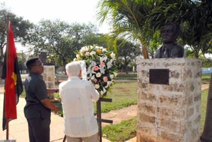Homenaje a líder angolano