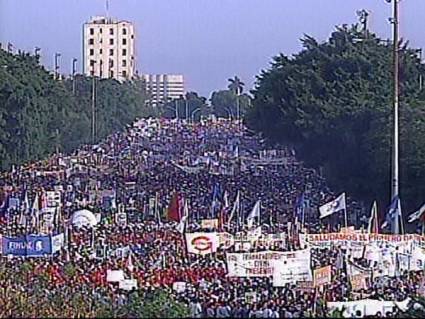 Inicia el desfile por el Primero de Mayo en La Plaza de la Revolución de La Habana