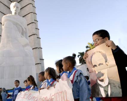 Homenaje al aniversario 115 de la caída en combate de José Martí.