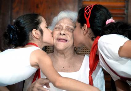 Pioneros festejan el Día de las Madres con Melba Hernández
