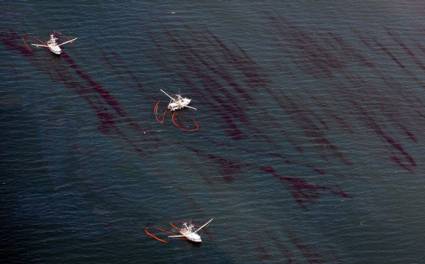 Colocan cúpula de acero sobre fuga de crudo en Golfo de México