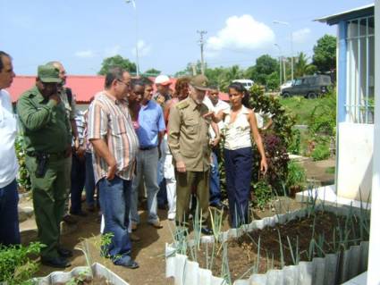 Visita Comandante de la Revolución Ramiro Valdés comunidad santiaguera de Petrocasas