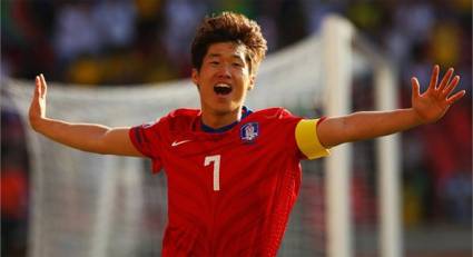 Park Ji Sung celebra