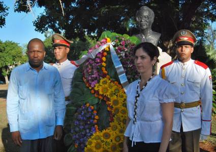 Phatse Justice Piitso, embajador sudafricano,  y Leira Sánchez, miembro del Buró Nacional de la UJC