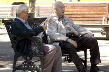 Ancianos británicos rechazan aumento en edad de jubilación