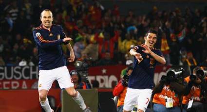 David Villa y Andrés Iniesta celebran el segundo gol del partido 