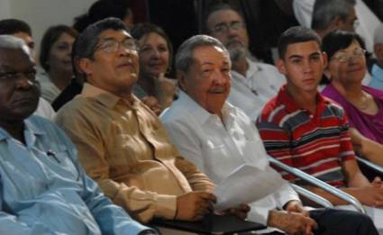 Raúl Castro junto a Elián González en el culto por el aniversario de su regreso 