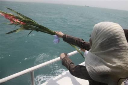Niña iraní lanza flores al Golfo Pérsico