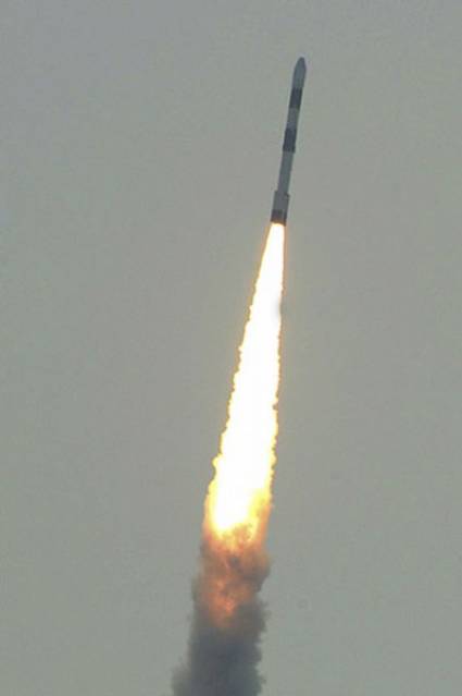 La India lanza cinco satélites en un solo cohete