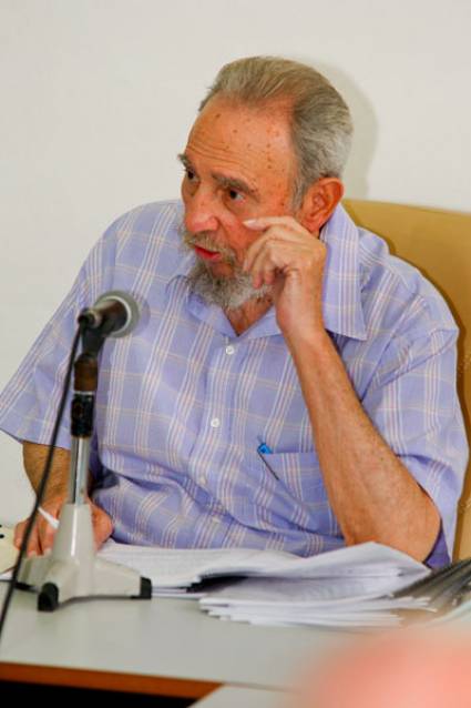 Visita Fidel el Centro de Estudios de la Economía Mundial
