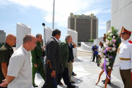 Fidel rinde tributo a José Martí