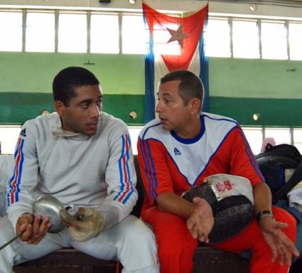 Guillermo Madrigal, junto a su entrenador, Jorge Valdés