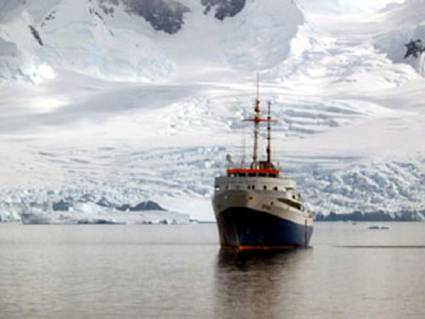 Petrolero Ruso a través del Océano Ártico.