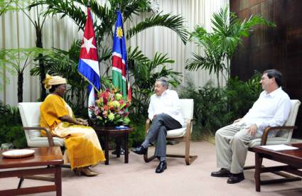 Claudia Grace Uushona reunida con Raúl