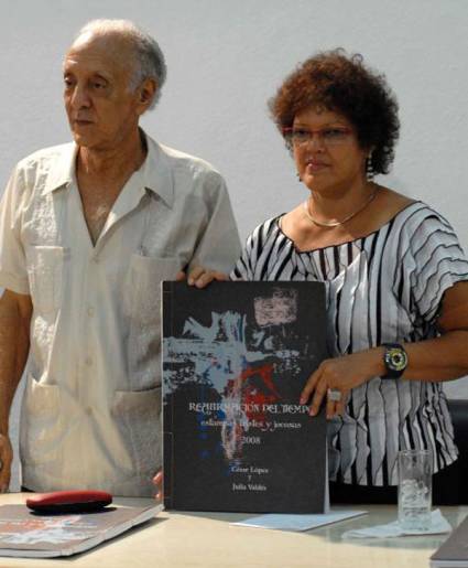 César López y pintora Julia Valdés en Santiago