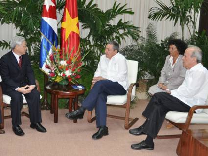 Recibe Raúl al Presidente del Parlamento de Vietnam