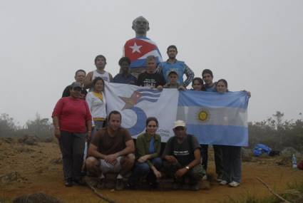 Jóvenes cubanos junto a los argentinos que escalaron el Aconcagua