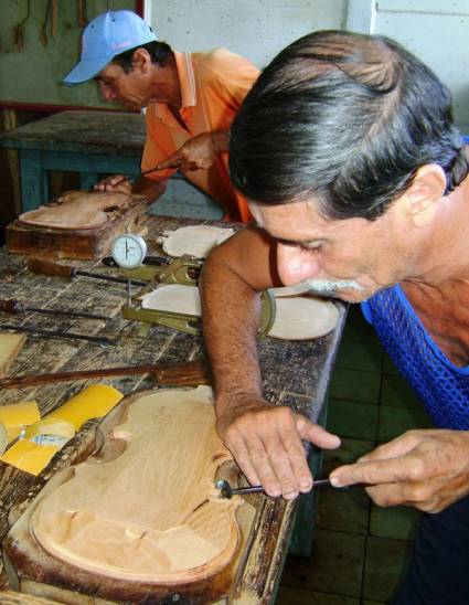 Fábrica de violines de Minas, en Camagüey