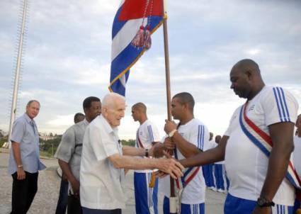 Abanderan equipo cubano a Premundial de béisbol