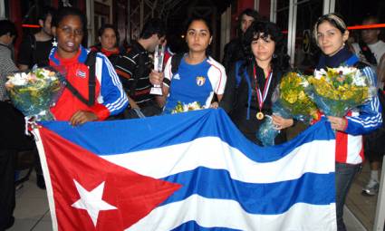 Jóvenes ajedrecistas cubanos