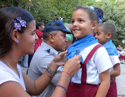 Reciben pañoletas pioneros cubanos