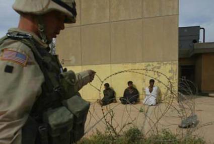 Iraq alambrada de cuchillas asegura tres prisioneros en aeropuerto Balad a 50 millas de Bagdad