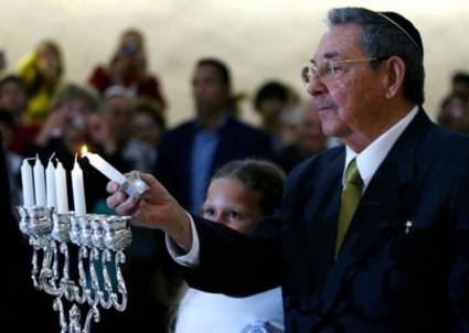 Raúl encendió la primera vela de la celebración hebrea
