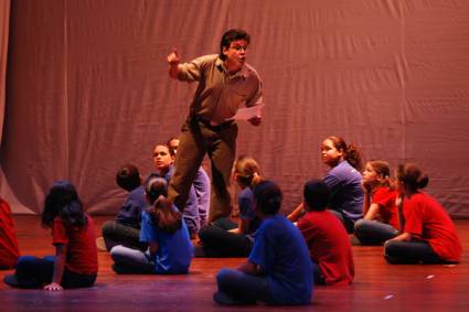 Función de la Colmenita en el teatro nacional obra Abracadabra