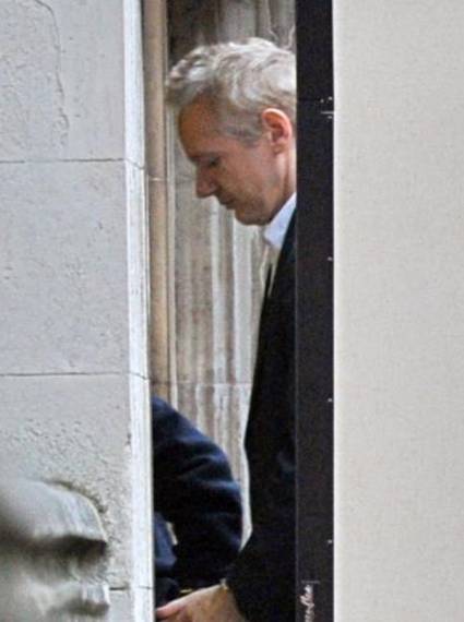 Julian Assange entra al juzgado en Londres