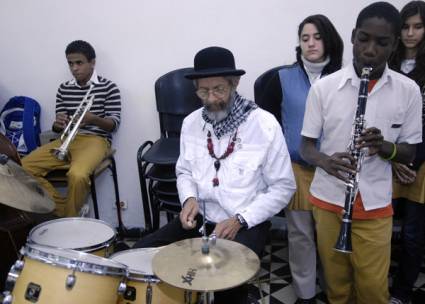 Profesor de percusión Eddie Ming y los estudiantes de la Caturla