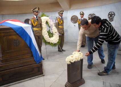 Israel y Yoel colocan flores a Martí