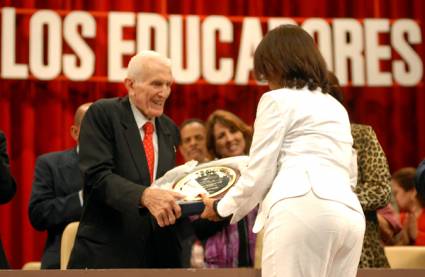 Otorgan a Fidel placa conmemorativa por el vigésimo aniversario de la Asociación de Educadores de Latinoamérica y el Caribe 