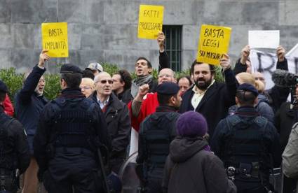 Manifestantes ante la corte