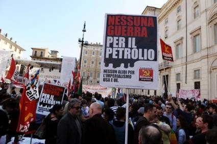 Manifestantes contra la guerra en Libia