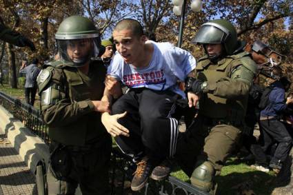 Joven es arrestado durante la manifestación