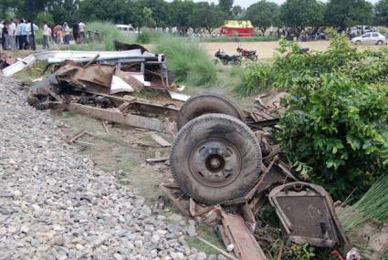 Colisión de tren contra autobús en la India